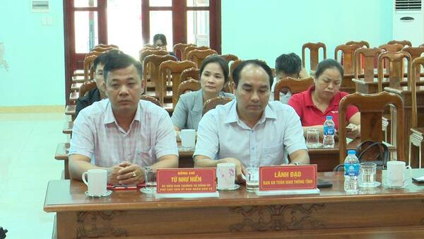 TRAO QUÀ HỖ TRỢ NHÂN ĐẠO CHO GIA ĐÌNH CÓ NẠN NHÂN TỬ VONG DO TAI NẠN GIAO THÔNG