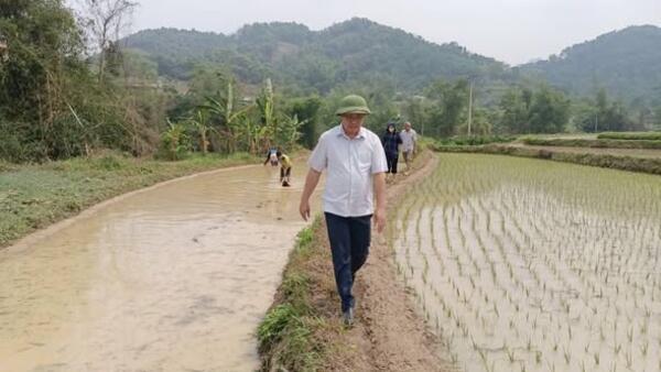 LÃNH ĐẠO UBND XÃ NA SẦM KIỂM TRA TÌNH HÌNH SẢN XUẤT NÔNG NGHIỆP.