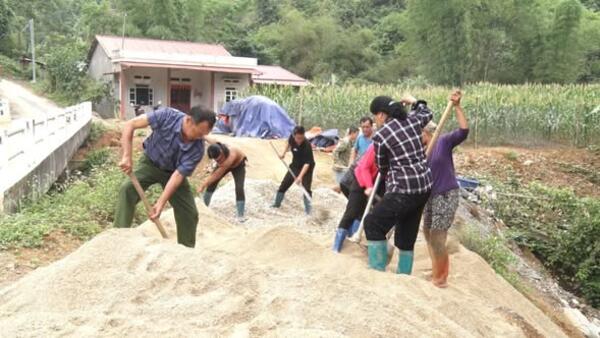 NHÂN DÂN THÔN PÒ PHEO XÃ NA SẦM XÂY DỰNG CẦU DÂN SINH.