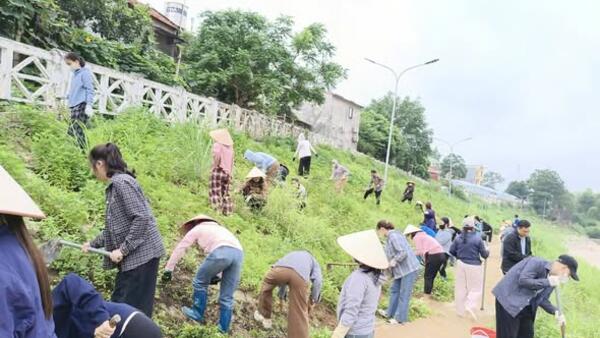 UBND XÃ NA SẦM TỔ CHỨC TRỒNG HOA TẠI KHUÔN VIÊN BỜ SÔNG THÔN 1