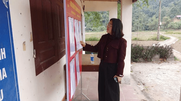 ĐỒNG CHÍ PHÓ CHỦ TỊCH HĐND XÃ NA SẦM KIỂM TRA CÔNG TÁC CHUẨN BỊ BẦU CỬ TẠI CÁC THÔN