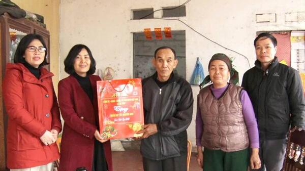 XÃ NA SẦM THĂM TẶNG QUÀ CÁC ĐỒNG CHÍ NGUYÊN LÃNH ĐẠO XÃ QUA CÁC THỜI KỲ