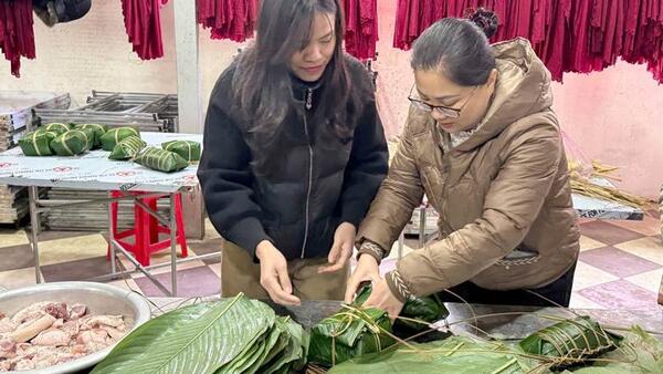 XÃ NA SẦM TỔ CHỨC GÓI BÁNH CHƯNG TẾT TẶNG CÁC GIA ĐÌNH CÓ HOÀN CẢNH KHÓ KHĂN