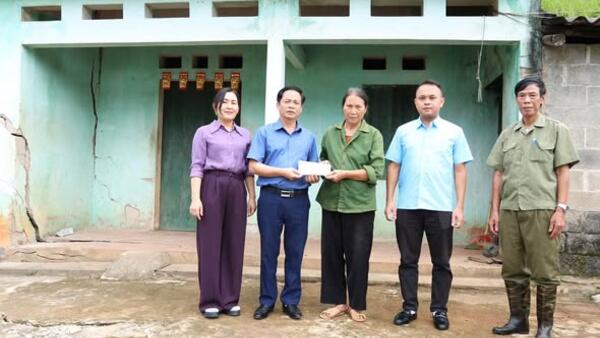 ĐỒNG CHÍ ĐỖ MINH TUẤN, BÍ THƯ ĐẢNG ỦY, CHỦ TỊCH HĐND XÃ NA SẦM THĂM HỎI, TẶNG QUÀ CÁC GIA ĐÌNH BỊ ẢNH HƯỞNG BÃO SỐ 4