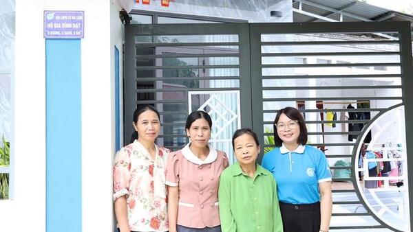 HỘI LIÊN HIỆP PHỤ NỮ XÃ NA SẦM GẮN BIỂN HỘ GIA ĐÌNH ĐẠT TIÊU CHÍ “5 KHÔNG, 3 SẠCH, 3 AN”
